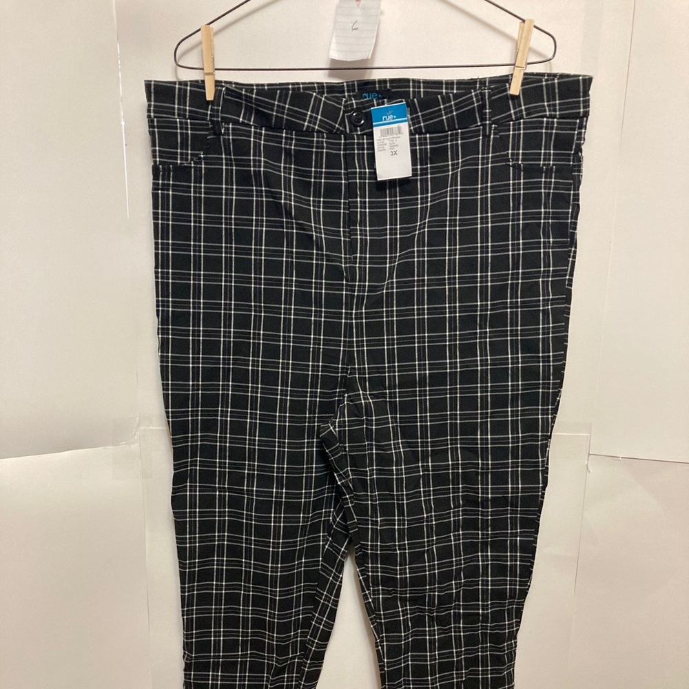 Back and White Plaid Stretchy Capris with Button